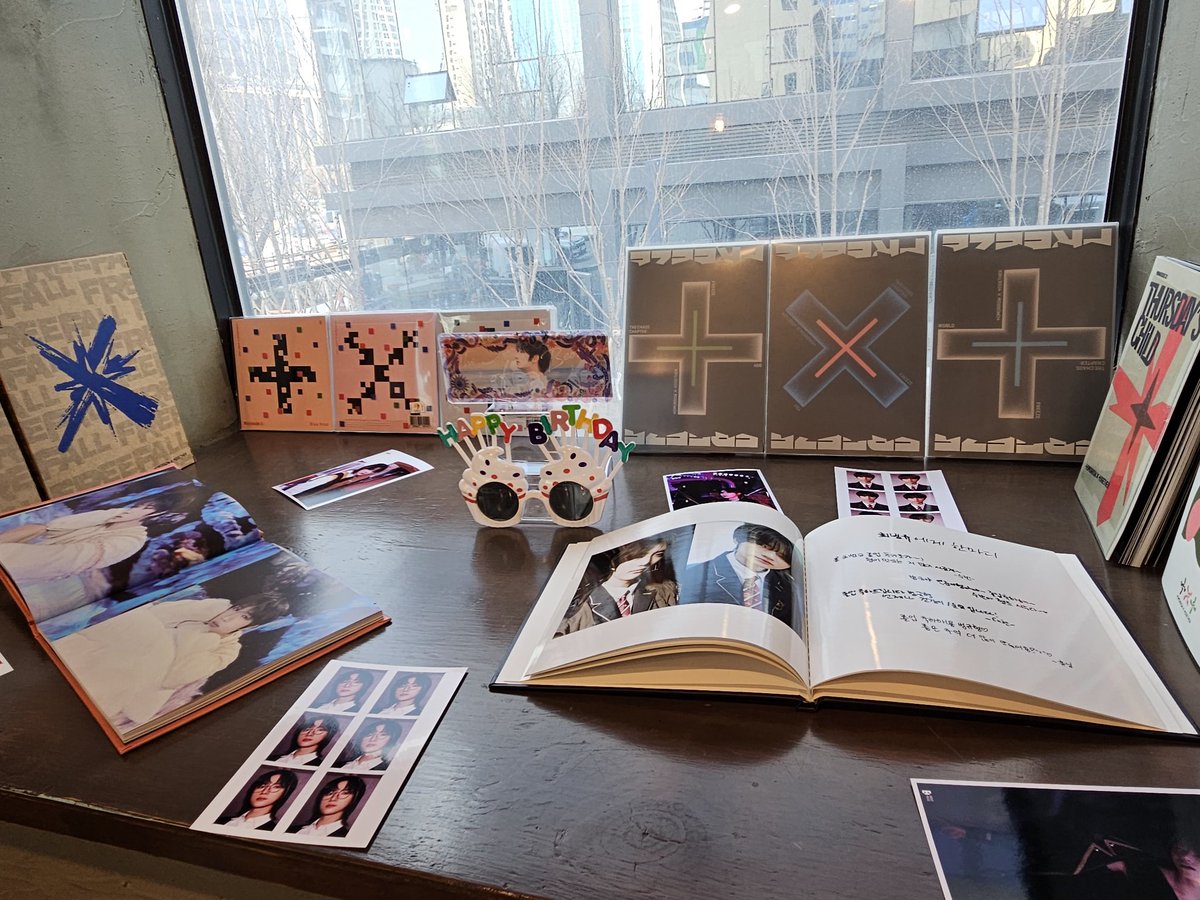 txt1ove4orever's tweet photo. 범규 생일카페🧡🩵
분위기도 너무 좋고 모든게 다 범규🩵🩵
범규set도 너무 이쁘고 나눔도 너무 이뻐요🩷  투바투 노래들으면서 음료마시며 힐링하다 갑니다❤️ 
@SeoulEspresso 
@txt0304_4ever 
#러블리_범규_데이 #범규생일
#달빛을_머금은_벚꽃의_범규 https://t.co/3YU2W3PR1U