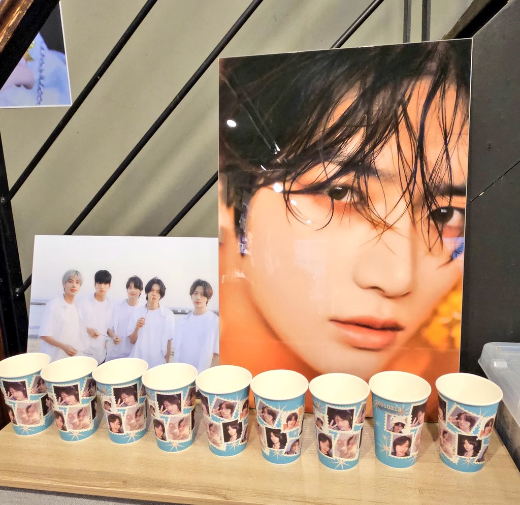 txt1ove4orever's tweet photo. 범규 생일카페🧡🩵
분위기도 너무 좋고 모든게 다 범규🩵🩵
범규set도 너무 이쁘고 나눔도 너무 이뻐요🩷  투바투 노래들으면서 음료마시며 힐링하다 갑니다❤️ 
@SeoulEspresso 
@txt0304_4ever 
#러블리_범규_데이 #범규생일
#달빛을_머금은_벚꽃의_범규 https://t.co/3YU2W3PR1U