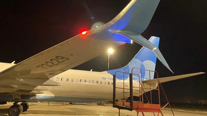 FlightModeblog's tweet image. Mar. 8, #Pobeda Boeing 737-800 (RA-73229) sustained minor damage after the vehicle collided with its left split scimitar winglet while the aircraft was parked at St. Petersburg, #Russia 🇷🇺, and preparing for a flight to Novosibirsk.

📷©North-Western Transport Prosecutor's Office