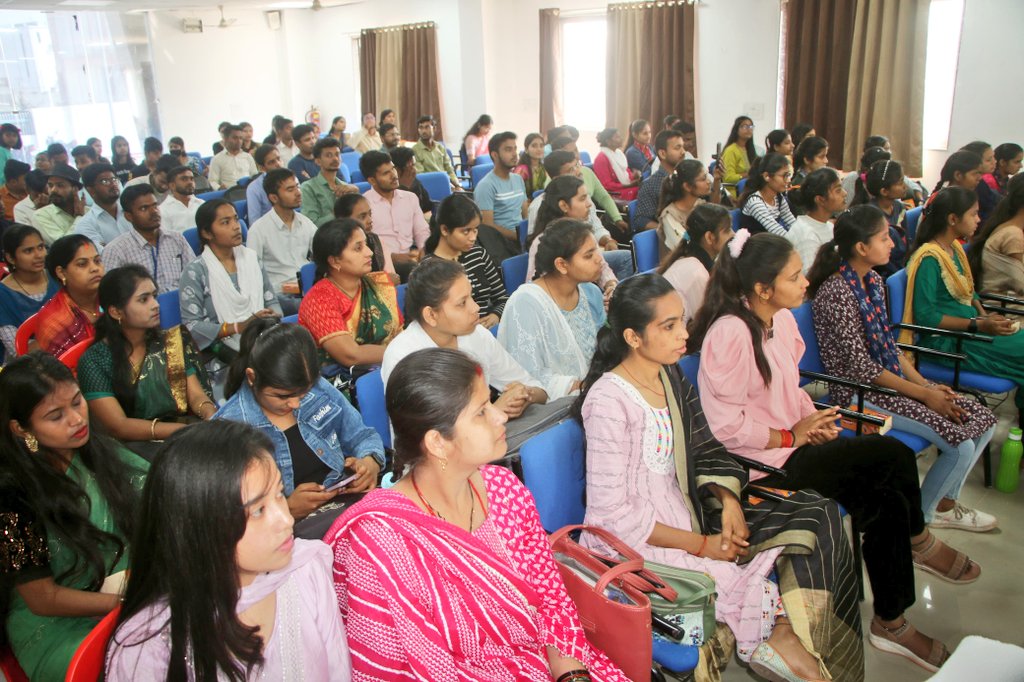 सिविल सेवा परीक्षा की निःशुल्क कोचिंग क्लासेज के दो वर्ष पूर्ण होने पर बुधवार को कलेक्टर श्री अनुराग वर्मा की अध्यक्षता में स्मार्ट सिटी के इनक्यूबेशन सेंटर में कार्यक्रम आयोजित किया गया। #JansamparkMP