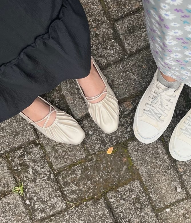 a_wid_ya's tweet photo. FLATSHOES SUPER GEMES 🩰
modelnya super luucu kayak sepatu balet. outsolnya rubber jadi dijamin nyaman, fleksibel &amp; empuk banget no licin dipakenya. 

punya aku yg cream pearl https://t.co/I3C0gmTNax 🤩 https://t.co/rTrY4Cm15k