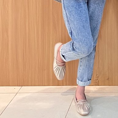a_wid_ya's tweet photo. FLATSHOES SUPER GEMES 🩰
modelnya super luucu kayak sepatu balet. outsolnya rubber jadi dijamin nyaman, fleksibel &amp; empuk banget no licin dipakenya. 

punya aku yg cream pearl https://t.co/I3C0gmTNax 🤩 https://t.co/rTrY4Cm15k