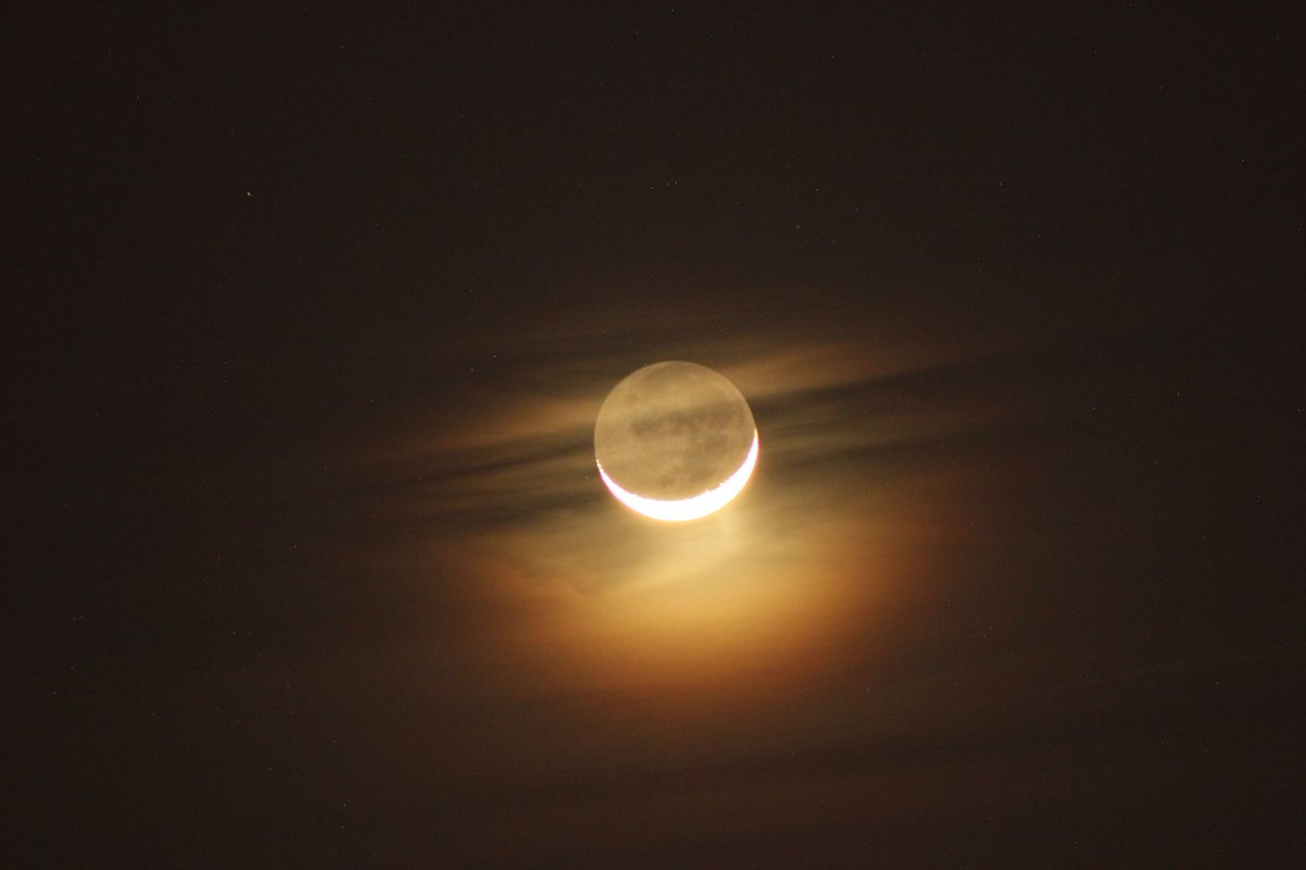 Elle est quasi tout le temps dans le ciel à un moment de la journée ou de la nuit, et pourtant combien de fois oublions-nous de la contempler ? La #Lune depuis Tucson en Arizona. #CHARA @NOIRLabAstro