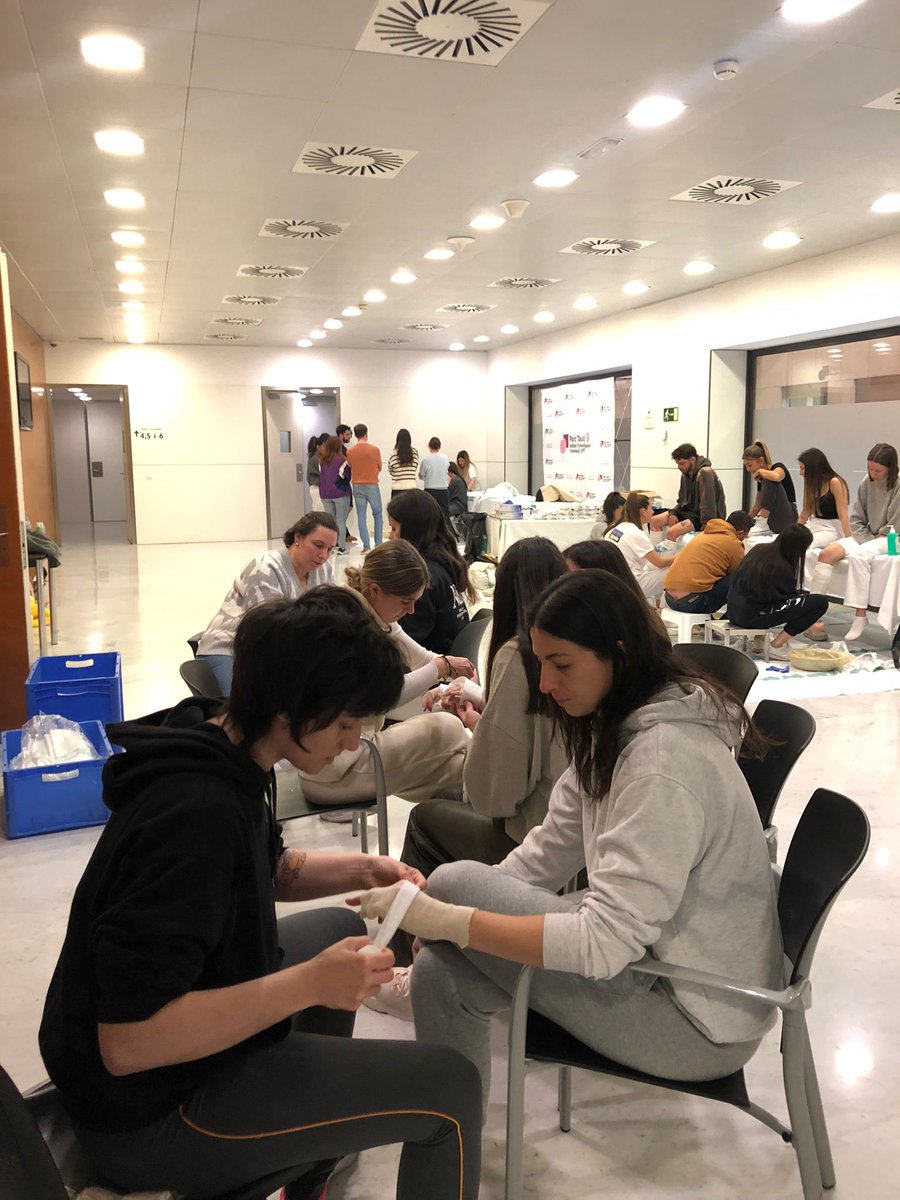 CriticsTauli's tweet photo. 🦴Comencem amb els tallers del #postgrautraumatauli. Avui posem en pràctica tècniques d’immobilització amb embenats i guixos #PPT #ICU #CriticalCare #nurselearning #ICUnurse @parctauli @I3ptT https://t.co/xS9u4hqAdZ