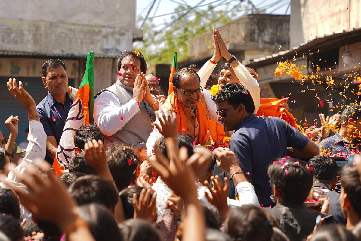 ChouhanShivraj's tweet photo. जनता कह रही है दिल से
कमल खिलेगा फिर से

फिर इस बार मोदी सरकार https://t.co/gJzCx6vCH1