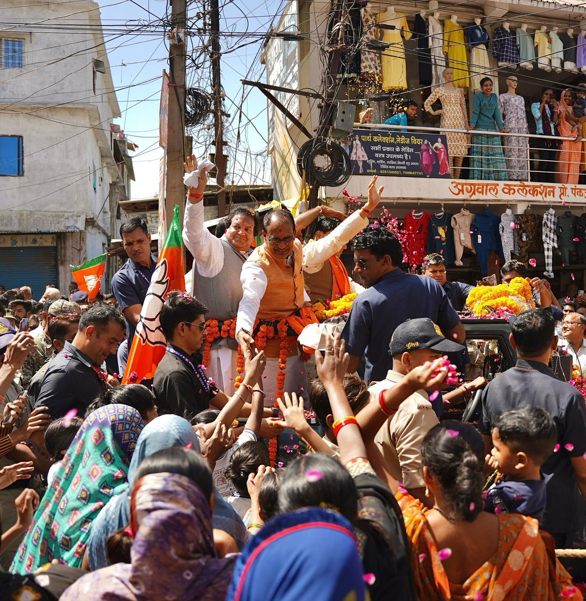 ChouhanShivraj's tweet photo. जनता कह रही है दिल से
कमल खिलेगा फिर से

फिर इस बार मोदी सरकार https://t.co/gJzCx6vCH1