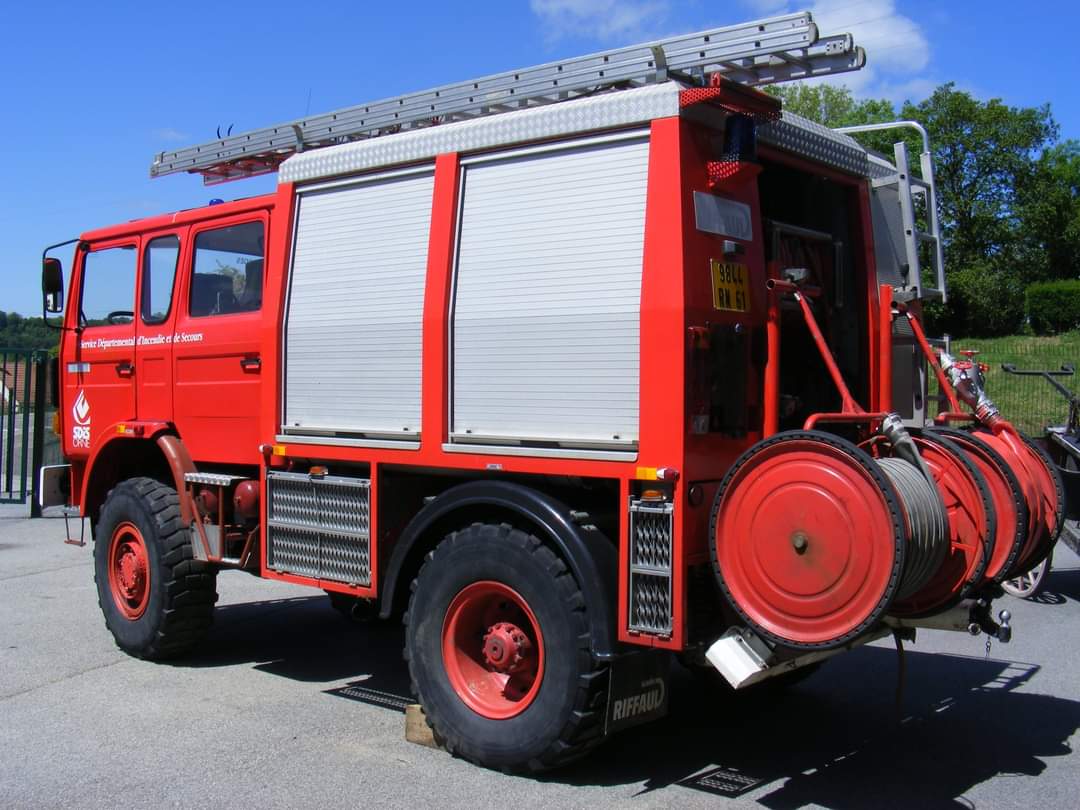 teambestioles's tweet photo. #VintageBestiole 

Direction l' #Orne avec ce prototype de #FPTLHR réalisé sur châssis 🚒 @RenaultTrucksCo 110.170 et carrossé par #Riffaud 🇨🇵
Acheté par le @SDIS61 en 1988, il y servit jusqu'en 2014, avant une 2nde carrière en CPINI.

Riffaud a produit également quelques FPT 😉 https://t.co/0w4YGQhIbF