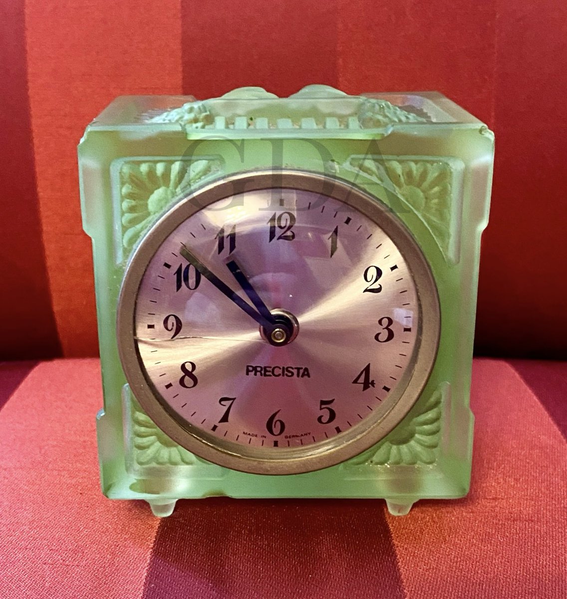 Good morning  #earlybiz
New item 💚
A gorgeous and stylish uranium glass Heinrich Hoffman, 1930s Art Deco bedroom clock. Working. 
See it &amp; more at,
Dieudonneart.com/antiques

#glass #clock #gifts #Easter #collectables #vintage #antiques #ArtDeco #uranium #shopindie #elevenseshour