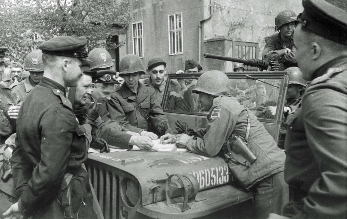 Meeting at the Elbe between Soviet and American soldiers, April 1945 (photo by Alexander Ustinov)