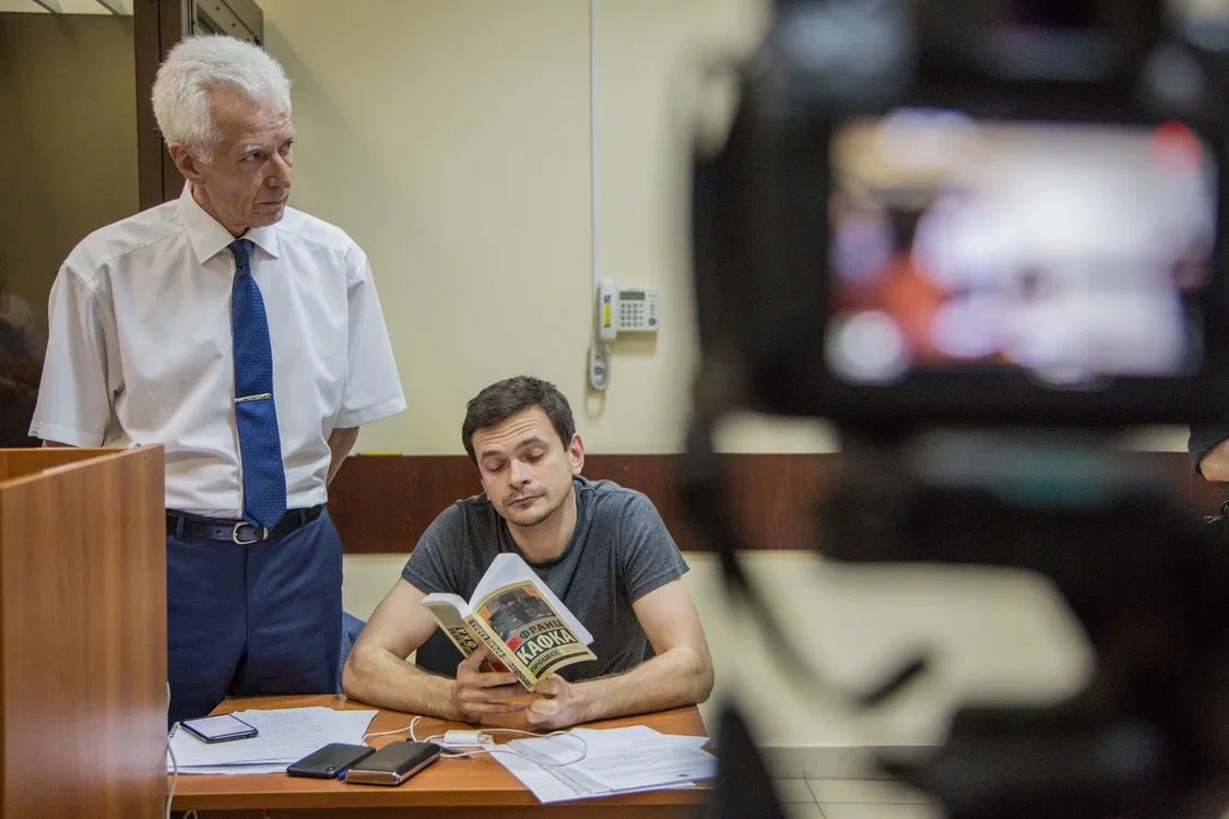 IlyaYashin's tweet photo. Завтра 14 марта в 11:00 суд города Сафоново продолжит рассмотрение административного дела против Ильи Яшина в связи с его отказом признавать себя иноагентом. 

Защищать Яшина будет адвокат Михаил Бирюков, сам же Илья примет участие по видеосвязи. 

Заседание открытое, пройти в зал могут слушатели и журналисты (при наличии паспорта).

Как добраться до суда из Москвы: 
Электричка «Москва - Смоленск» 715М "Ласточка" отправляется в 7:15 с Белорусского вокзала до станции Сафоново.

Адрес суда: Сафоново, Красногвардейская ул., д. 41.