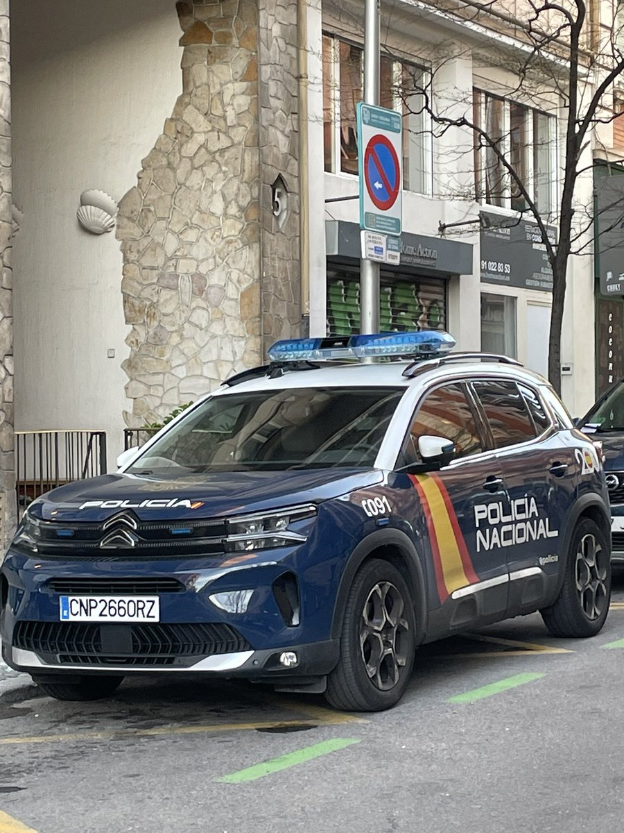 JAC00L's tweet photo. Buenos días @policia, un día más y sin hacer nada. https://t.co/kROvDEViEz