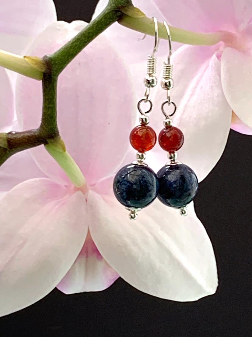This unique pair of gemstone crystal earrings is silver plated, handmade, and features blue dumortierite gemstone, which is highly polished and mottled blue in colour. 

Purchase via Etsy: etsy.com/uk/listing/153…

#dumortierite #dumortieriteearrings #agate #agateearrings