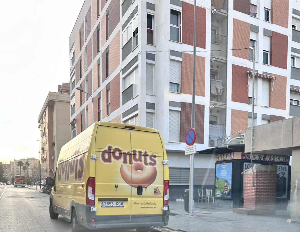 Desde la línea 14 de <a href="/EMT_Malaga/">EMT Málaga</a> cada mañana de L-V a las 07:55 está el furgón de este repartidor parado en doble fila con el riesgo que le supone al autobús de dicha línea y el resto de vehículos. Ojo, su zona de carga-descarga VACIA. Virgen de la Fuensanta, 7 <a href="/malaga/">Ciudad de Málaga</a> De nada.