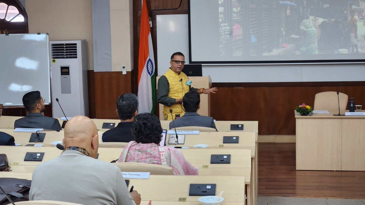 startupindia's tweet photo. Mr Anuj Kanwar, Founder of School Sharks, led a session urging participants to tackle business challenges like entrepreneurs. Focus: understanding real-life problem-solving impact, enabling stepping into entrepreneurial shoes.

@LBSNAA_Official @DPIITGoI @DoPTGoI @KanwarAnuj https://t.co/63ZurvCJxh