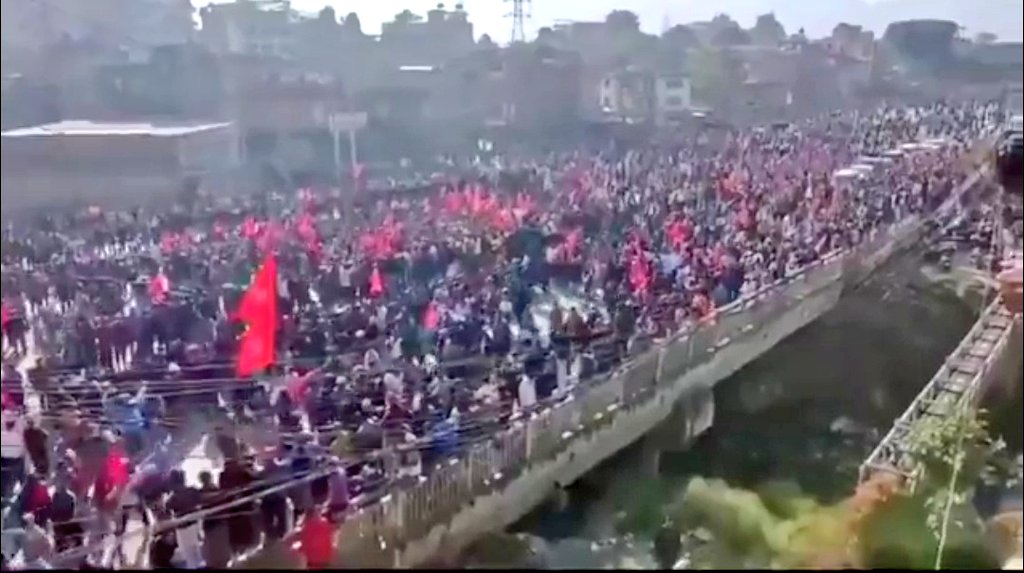 NewsAlgebraIND's tweet photo. BIG BREAKING NEWS 🚨 Huge protest in Nepal begins for the restoration of Hindu state 🔥🔥

People saying they want to establish the 'Vaidik Sanatan Hindu State' 🚩

"Our country will retain its values and identity only if it becomes Hindu State" - Protestors said

Even Nepali Congress MP Bhandari said “People are frustrated at the current state of governance”