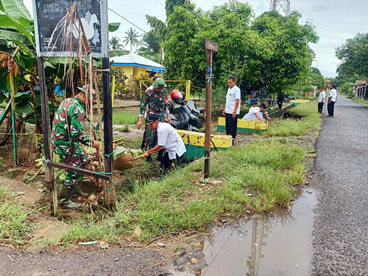 Anggota Koramil 1423-05/Marioriwawo melaksanakan Kerja Bakti bertempat di Kampung baru lingkungan Mallekana Kel Tettikenrarae Kec Marioriwawo Kab. Soppeng, 13-04-24.