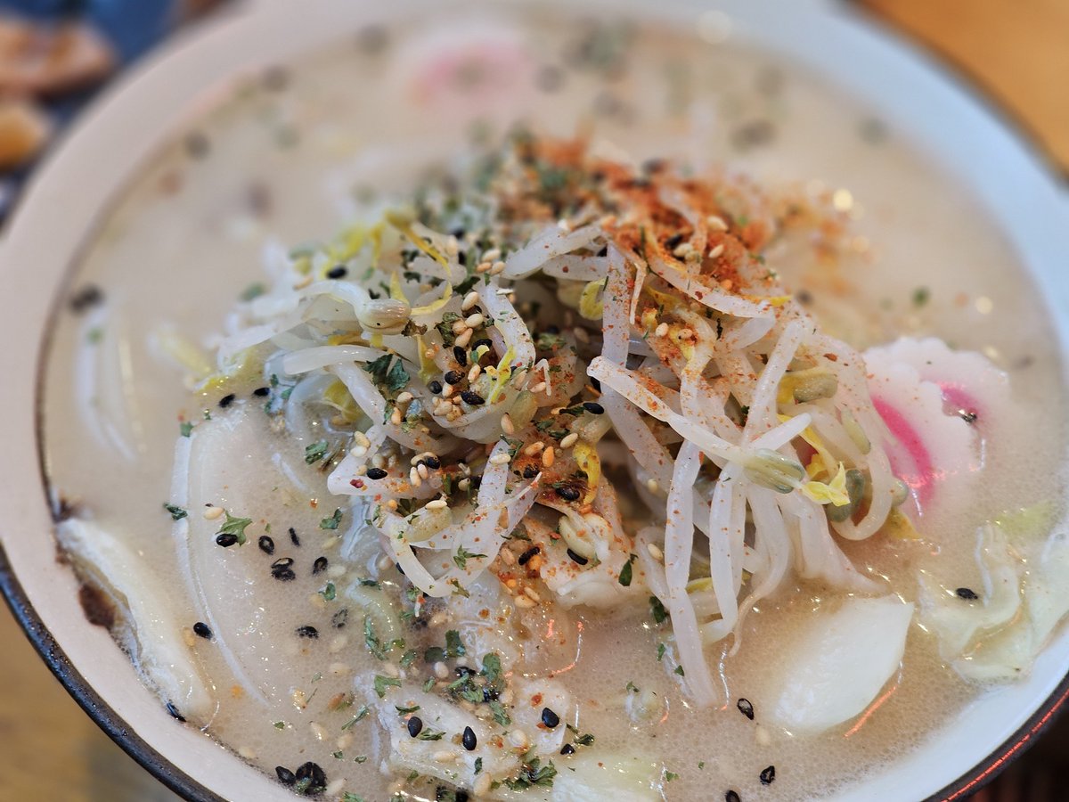 혜화 키햐아
그릴사케스시+키햐아라멘

연어 별로 안좋아하는데 겉이 익혀져있어서 쉽게 잘 먹었음!
연어 좋아하면 더 좋아하겟죠...?
라멘은 뭔가 라멘보다는 백짬뽕에 가까운 맛이었는데 약간 매콤하니 오히려 더 좋았다!
직원분도 엄청 친절하시고 메뉴들도 맛있어서 재방문의사 넘침🥰