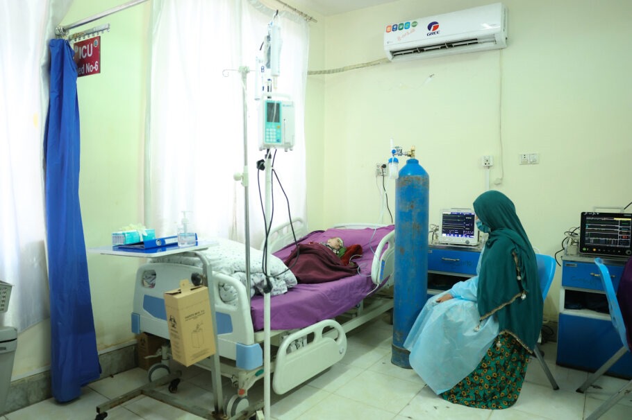 With funding from @EUinAfghanistan, WHO-supported 50-bed Infectious Diseases Hospital in Jalalabad, Nangarhar province is providing outpatient services to almost 10,000 people & inpatient services to up to 500 people from eastern region, including women & children, in a month.