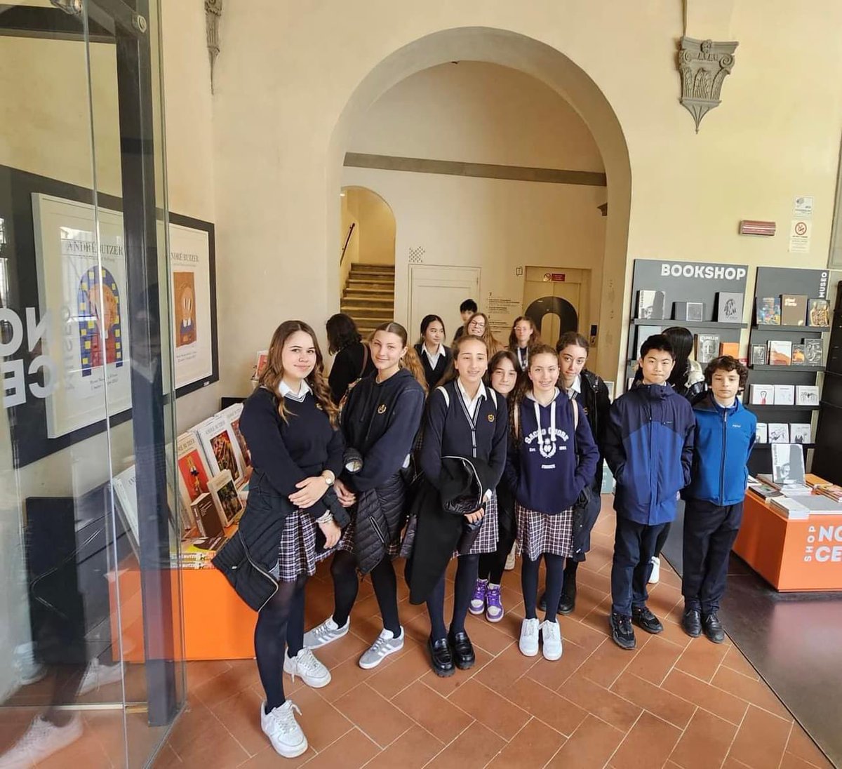 Sacrocuore's tweet photo. Gli alunni di Terza Media in visita al Museo del Novecento 🖼️⚜️ https://t.co/dBMCsfiP7R
