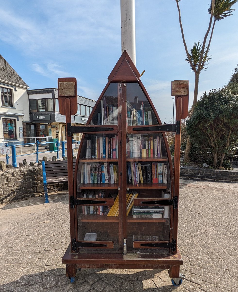 For #woodensday a rather fine nautical themed used book exchange in Saundersfoot 🏴󠁧󠁢󠁷󠁬󠁳󠁿🤗