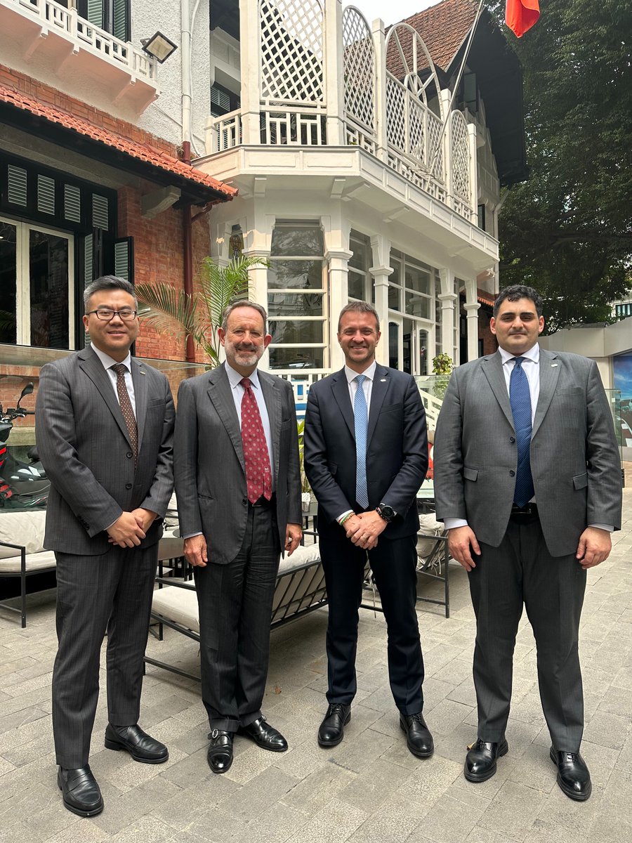 Honored to meet with H.E. Marco Della Seta, the Italian Ambassador to Vietnam, alongside colleagues and clients. Discussions explored vibrant business landscapes in Vietnam, EU, and China.
Next stop: Hong Kong! 🌏 #HanoiMeeting #DPVietnam #China