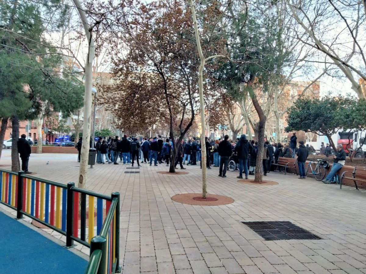 iDiarioES's tweet photo. 🔴 AHORA | Arranca la mañana en @LaFerroviaria_ con un fuerte operativo policial, pero también con más de un centenar de manifestantes en contra del desalojo. #LaFerroSeQueda https://t.co/iJToFPlx5c