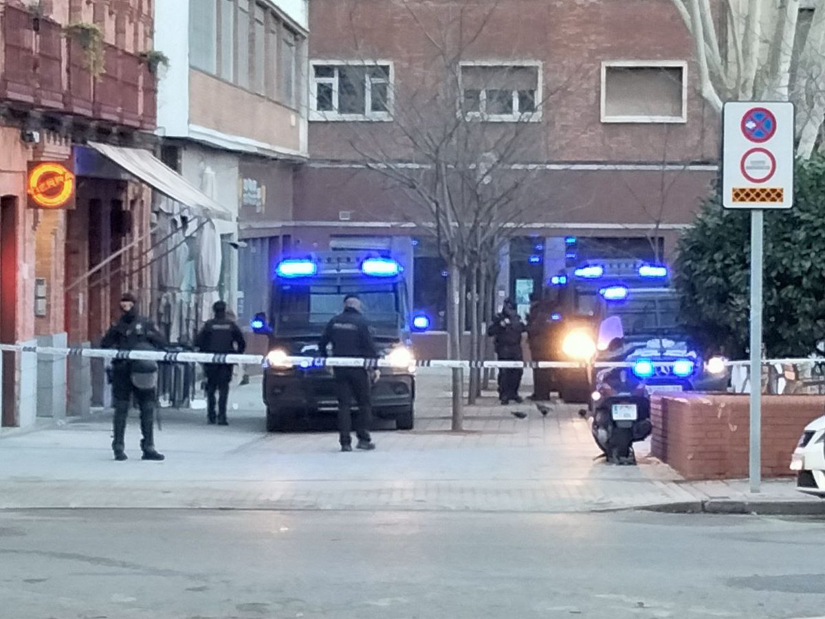 iDiarioES's tweet photo. 🔴 AHORA | Arranca la mañana en @LaFerroviaria_ con un fuerte operativo policial, pero también con más de un centenar de manifestantes en contra del desalojo. #LaFerroSeQueda https://t.co/iJToFPlx5c