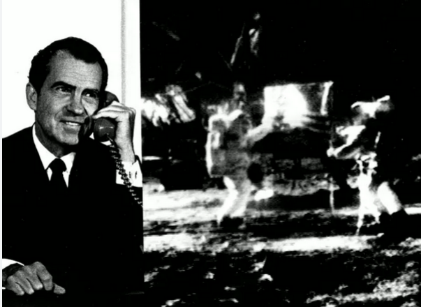 Très peu de gens le savent mais Armstrong n'est pas le 1er homme sur la lune.
Juste avant, il y a eu les ingénieurs de France Télécom qui sont allés installer un terminal avec prise murale, pour que les astronautes puissent parler avec Nixon avec un téléphone analogique.
Hé oui.