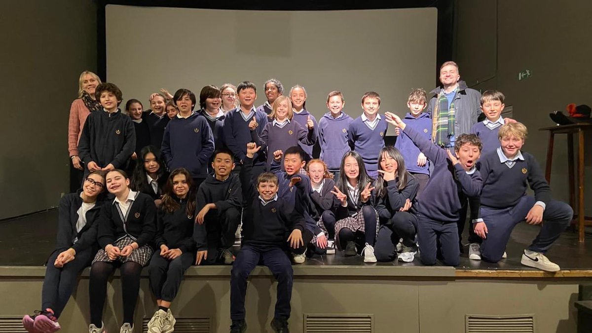 Sacrocuore's tweet photo. Gli alunni di Prima Media alle prese con un divertente e coinvolgente laboratorio di teatro in lingua all’Istituto francese 🎭🇫🇷😁 https://t.co/H3f4tN3PPK