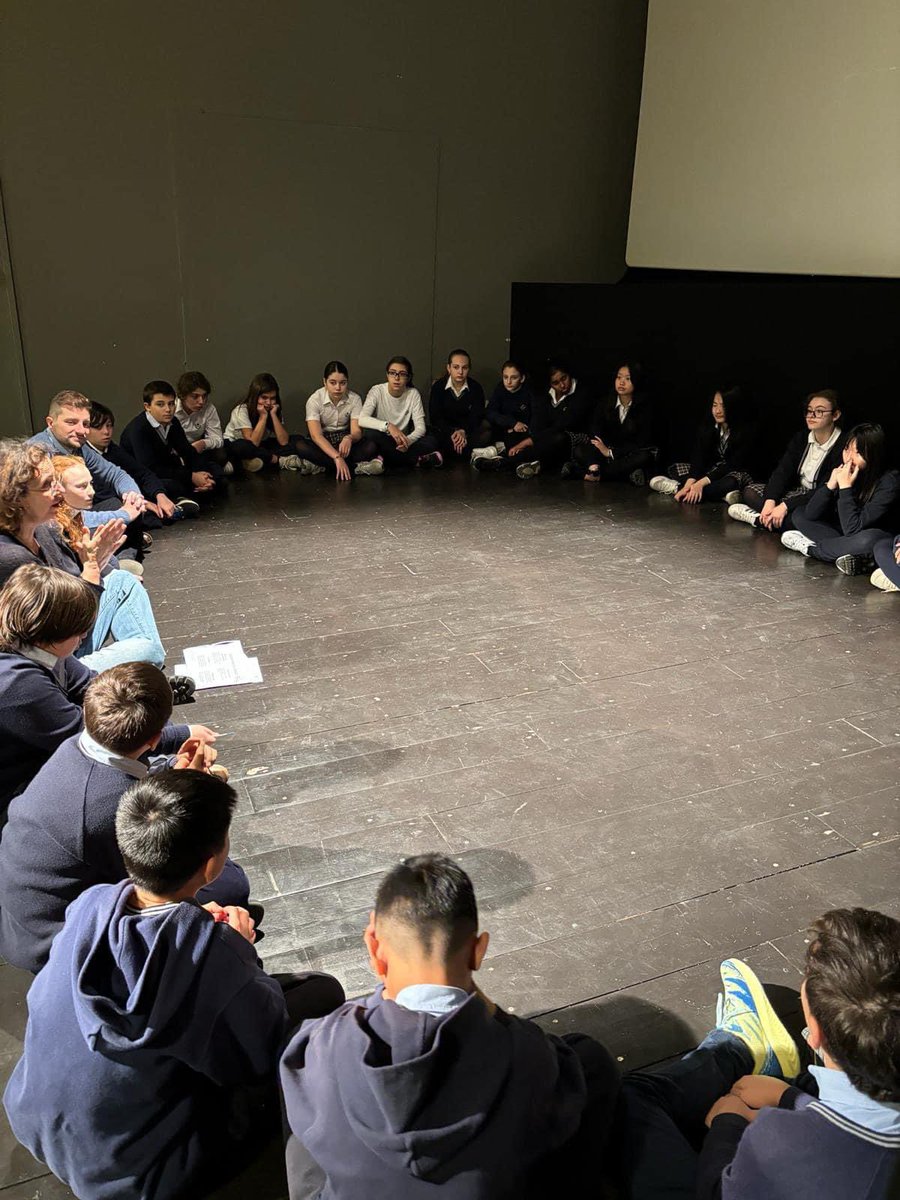 Sacrocuore's tweet photo. Gli alunni di Prima Media alle prese con un divertente e coinvolgente laboratorio di teatro in lingua all’Istituto francese 🎭🇫🇷😁 https://t.co/H3f4tN3PPK