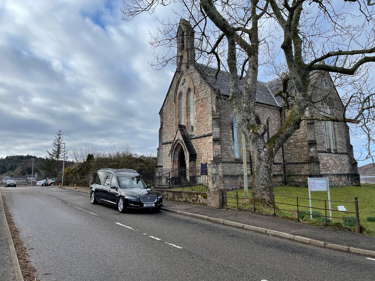 A busy few days for our colleagues Paul and John as they conducted the funeral of a friend from Achmelvich. 
it’s not every day that our team can say they have seen the northern lights as they go to bed or the Isle of Lewis as they made their way to a cemetery!