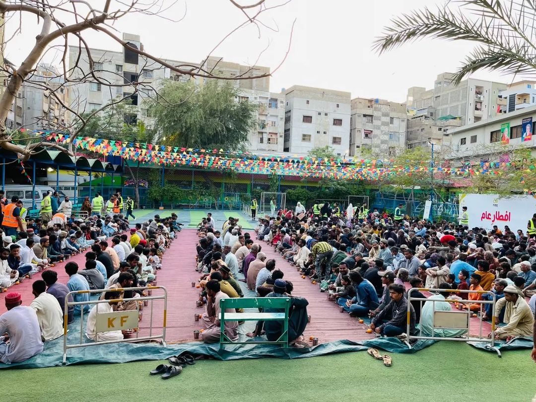 🌙 Rizq kicked off Ramadan with an iftar dastarkhwan at Lyari, Karachi, thanks to our amazing team and volunteers. Join us in sharing blessings this Ramadan. Donate Now: rizq.org/rizq-ramadan-a…🤲 #RizqRamadan2024 #IftaarEAam #SpreadLoveAndCompassion