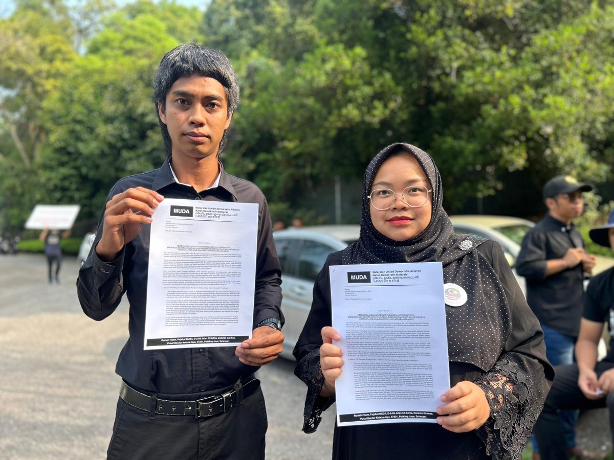 partimuda's tweet photo. Pagi ini, Saudara Wong Kueng Hui seorang aktivis hak kewarganegaraan MUDA dan YB Amira Aisya Pemangku Presiden MUDA bersama rakan-rakan aktivis dan juga beberapa ahli MUDA telah berkumpul dan berarak ke Parlimen untuk menyerahkan memorandum kepada Ahli-ahli Parlimen. 

Memorandum yang diserahkan adalah untuk membantah cadangan pindaan Perlembagaan Persekutuan berhubung kewarganegaraan yang tidak berperikemanusiaan dan menghukum golongan anak-anak Malaysia tanpa kewarganegaraan.