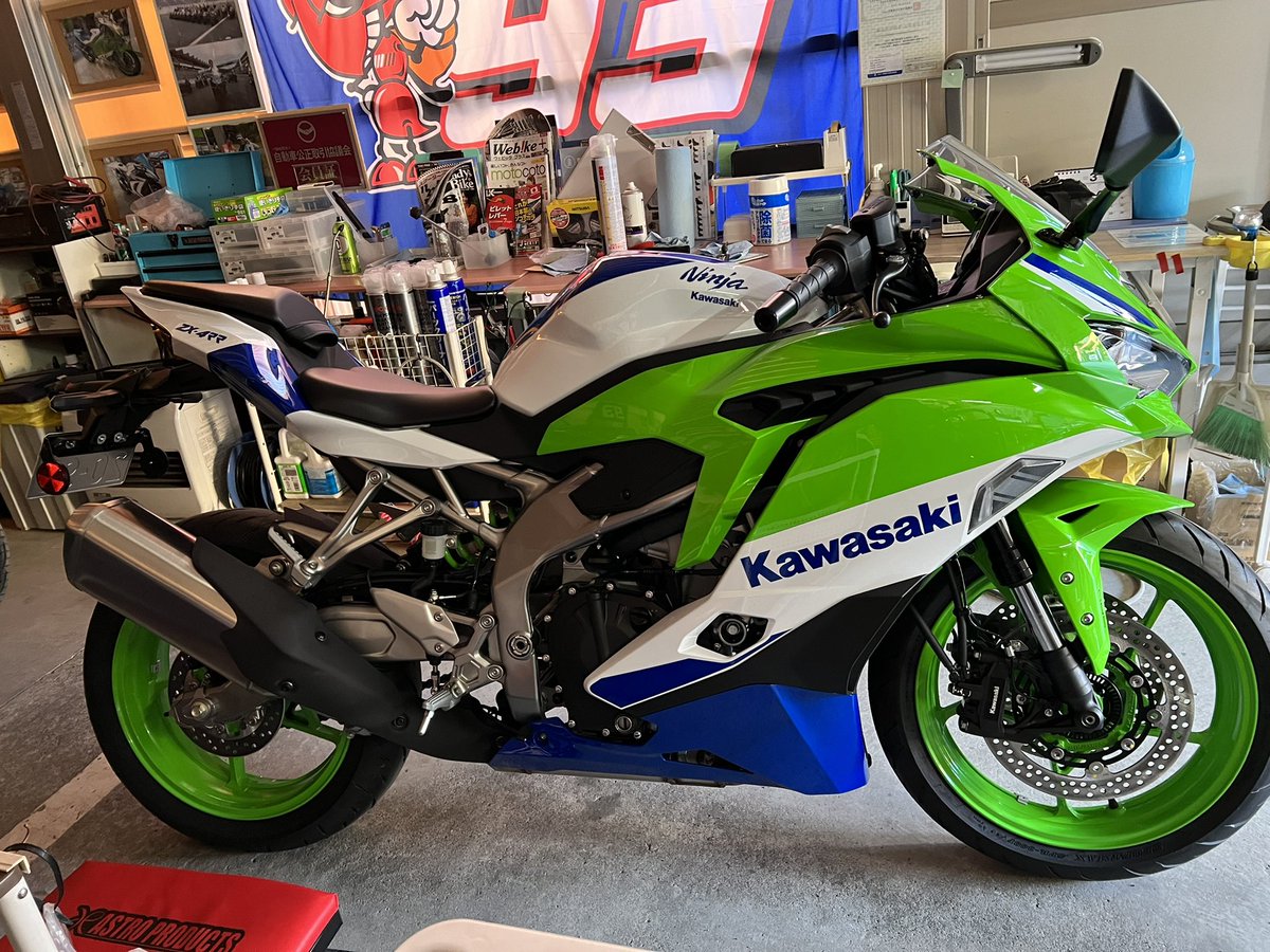 ridingsupport's tweet photo. 現在、カワサキプラザさんに来ております。ある記念モデルが本日納車になります㊗️自分の世代でもあったので排気量は敢えてこのクラスにしました🙆‍♂️やっちゃいました💦😅 https://t.co/WhOrldSWjT