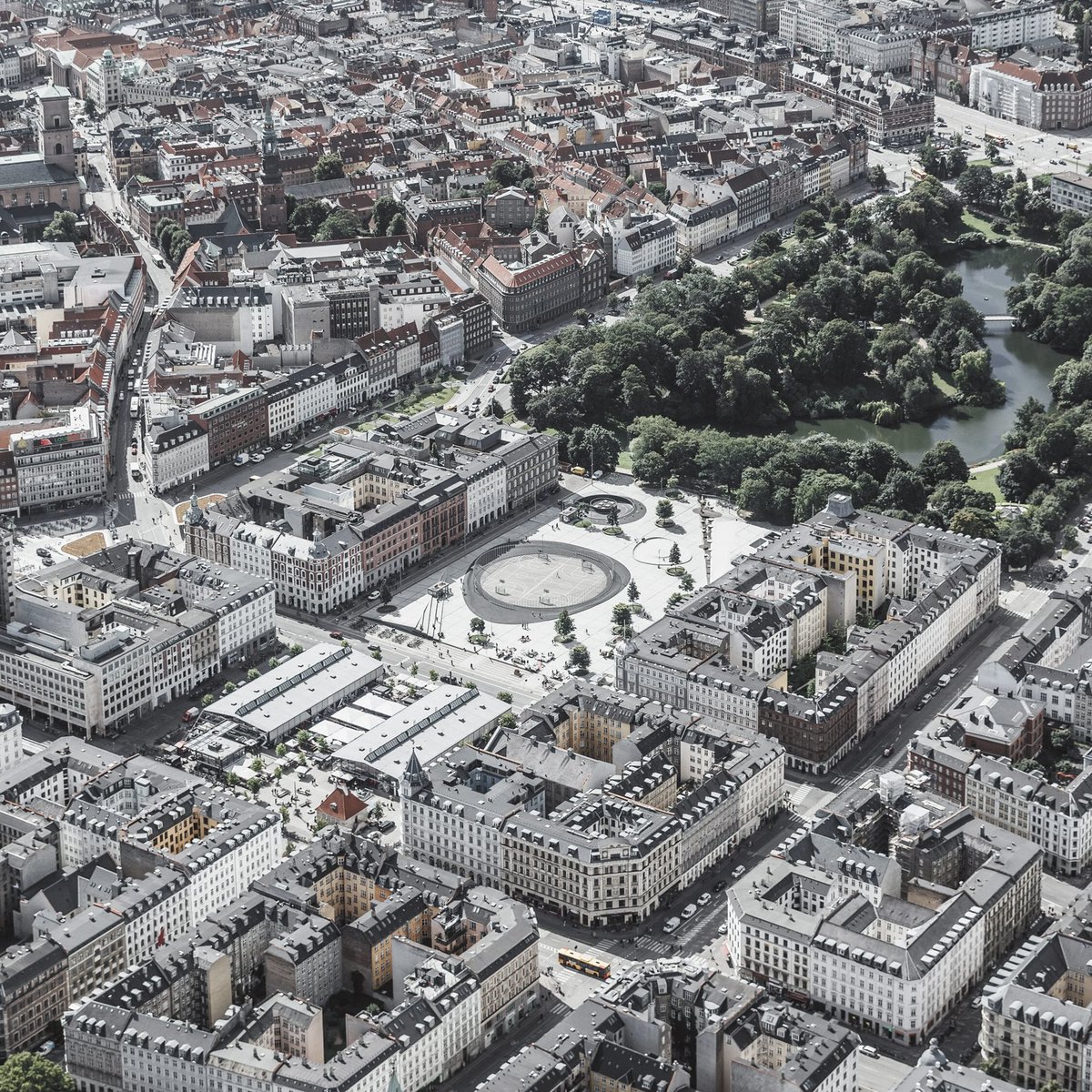 MartaKotello's tweet photo. Redzu, ka cilvēki ne līdz galam saprot atšķirību starp pilsētas PARKU un pilsētas LAUKUMU.

Piemērs. Israel plads CPH
✔️ laukums blaks parkam
✔️ vieta, kur satikties
✔️ daudzveidīga/intensīva izmantošana
✔️ sestdienās notiek tirdziņi (apr-okt)

Jā, apakšā ir stāvvieta. https://t.co/N3oocBhGBS