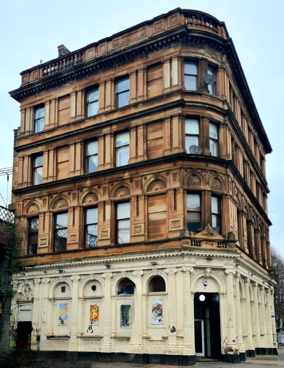 is_glasgow's tweet photo. I've always found this a rather striking tenement. On the corner of Bridge Street and Kingston Street in Glasgow, it was probably designed by Bruce and Hay and built in 1884 for the Commercial Bank of Scotland.

#glasgow #architecture #glasgowbuildings #bridgestreet #laurieston https://t.co/tkabbGbgYA