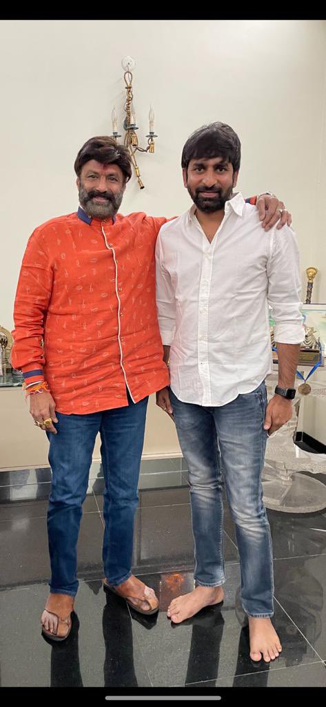 movies369's tweet photo. #నందమూరిబాలకృష్ణ గారితో తీసిన మొదటి చిత్రం #వీరసింహరెడ్డీ డైరెక్ట�� గా #కర్నూలు జిల్లా #ఆలూరు #SLNS దియేటర్ లో రోజు 4 ఆటలతో 367 రోజుల రికార్దు రన్నింగ్ తో సంచలనాత్మకమైన విజయాన్ని సాధించిన వీరాభిమాని @megopichand గారికి హృదయపూర్వక జన్మదిన శుభాకాంక్షలు
#HBDGopichandMallineni
#NBK https://t.co/Lzvn2rqZgu