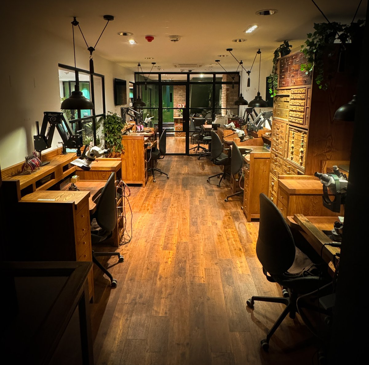 Congratulations to Timothy Roe on the stunning refurbishment of their South Street store. Featuring a brand-new showroom and workshop all on one floor, customers can now get up close and personal with the craftspeople working on their jewellery.👏👏👏👏