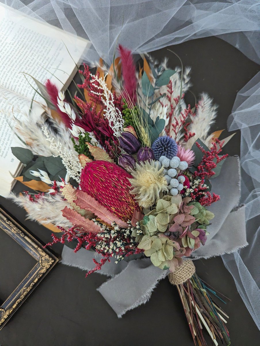 MailDona's tweet photo. ドライフラワースワッグ✿

 #ドライフラワースワッグ 
 #赤ブーケ 
 #ドライフラワー 
 #プリザーブドフラワー 
 #スワッグ 
 #ブーケ 
 #花束 
 #赤が好き 
 #フラワーアレンジ 
 #バンクシア 
 #ハンドメイド作家 https://t.co/oiLxBRebgq