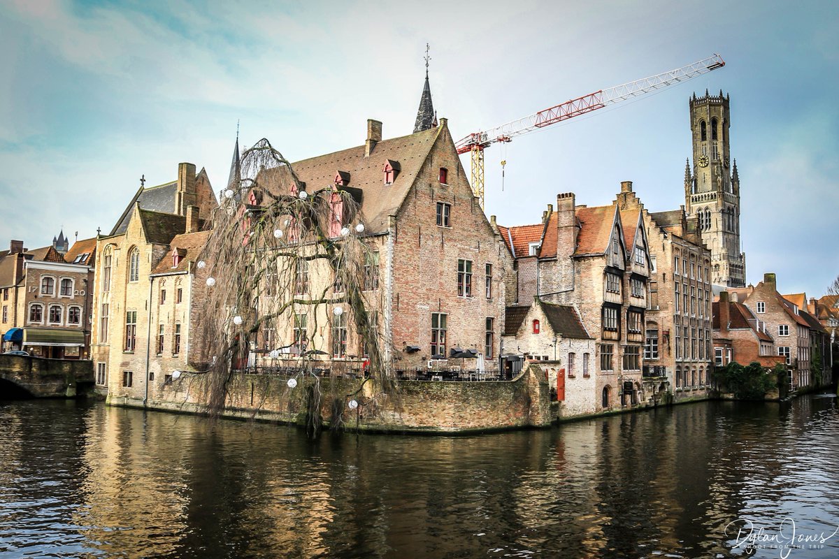 The compact city centre of Bruges makes it the ideal destination for a self-guided walking tour to take in the best scenery. @visit_bruges Read article below buff.ly/3gQAXk5