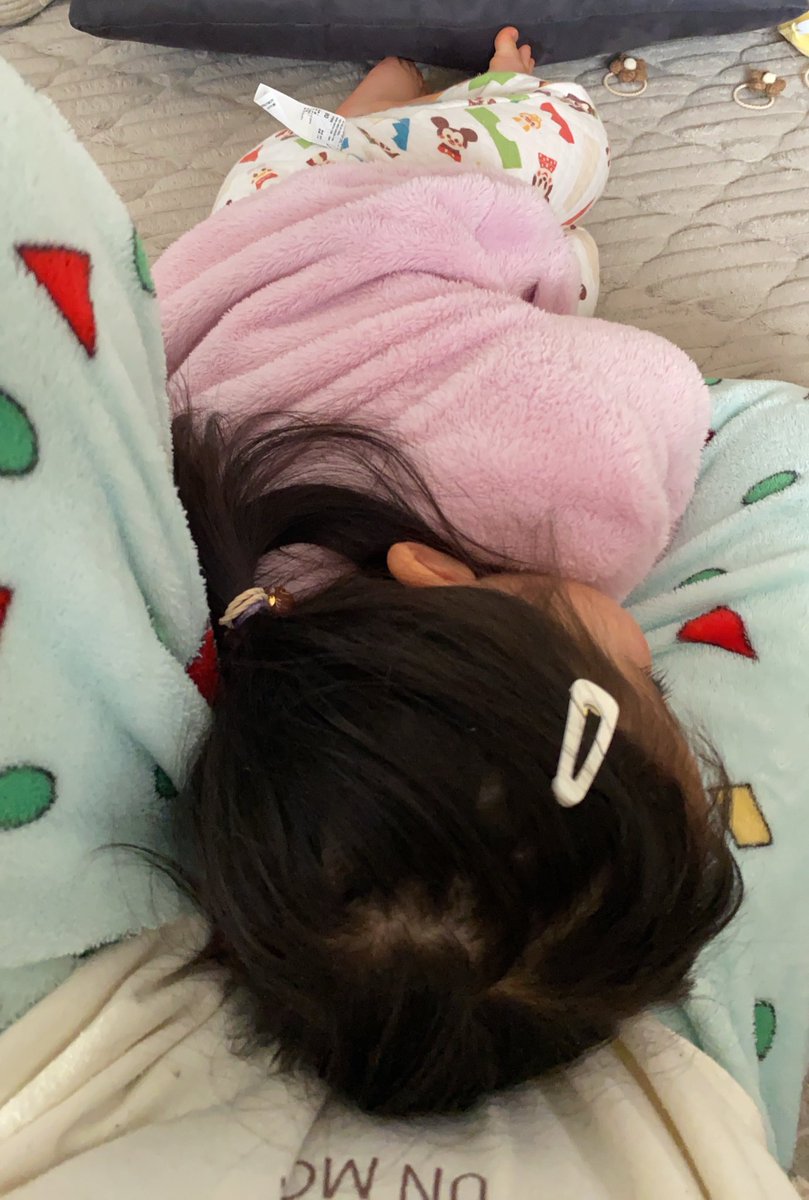 娘ちゃま熱で、一日中ぴったんこくっついててきゃわいい、なんもできんがきゃわいい、あったかくてきゃわいい(熱)
しかし早く良くなってほしいな〜しんどいの可哀想。

母のパジャマのクセ（もう6年履いてる）