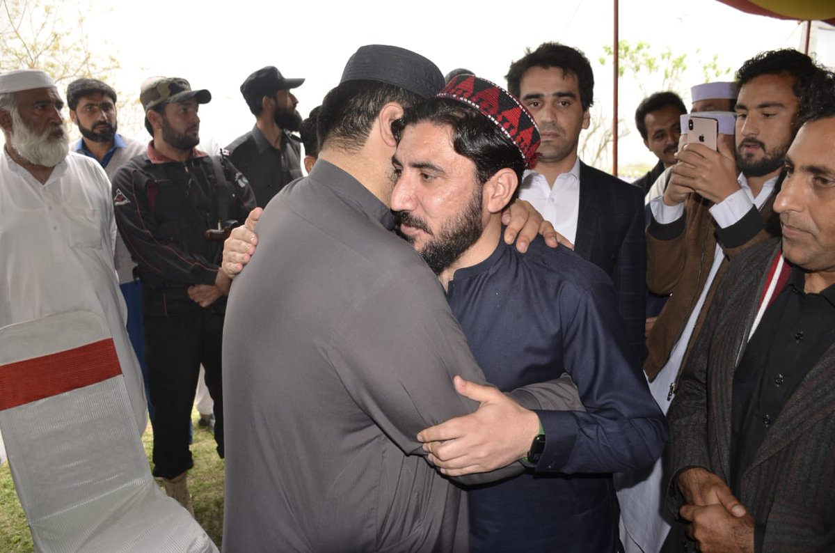 ANPMarkaz's tweet photo. سربراہ عوامی نیشنل پارٹی اسفندیار ولی خان کی شریک حیات اور صوبائی صدر ایمل ولی خان کی والدہ محترمہ کا سوئم، صوبائی صدر ایمل ولی خان تعزيت کیلئے ولی باغ میں موجود ہیں۔ پی ٹی ایم کے سربراہ منظور پشتین فاتحہ خوانی اور تعزیت کررہے ہیں۔ سیکرٹری جنرل میاں افتخار حسین، ترجمان زاہد خان، حاجی غلام احمد بلور، صدر اے این بلوچستان اصغر خان اچکزئی اور دیگر بھی موجود ہیں۔
