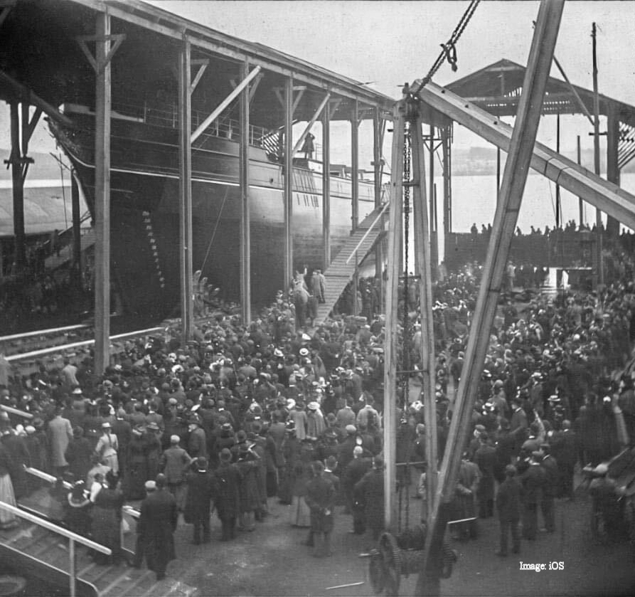 Launching RRS ‘Discovery’ Dundee 1901. Best known through #CaptainScott, but strong association with #SouthGeorgia too - as 1st vessel for the #DiscoveryExpeditions from 1926. More: sgmuseum.gs/history-of-sou… Ship back in Dundee @DiscoveryCentre. #SGHT #DiscoverDundee @GovSGSSI