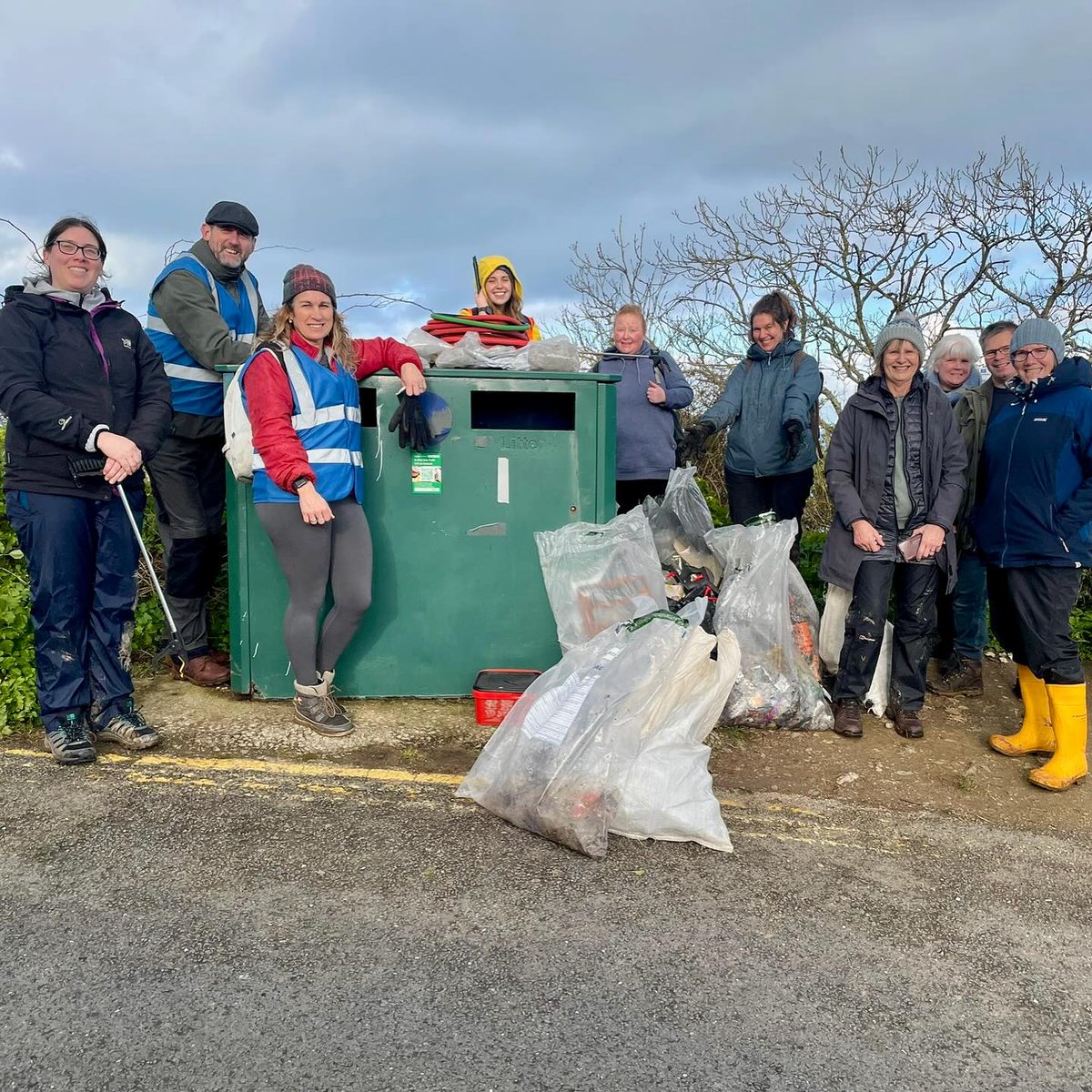 Great work by the @CleanerCoasts team and their volunteers. Last week there were at Hope’s Nose, picking up rubbish whilst also collecting a bundle of fishing wire, which will be sent for recycling.♻️ Why not join them on their next clean at Babbacombe in April. 💚🌊👍