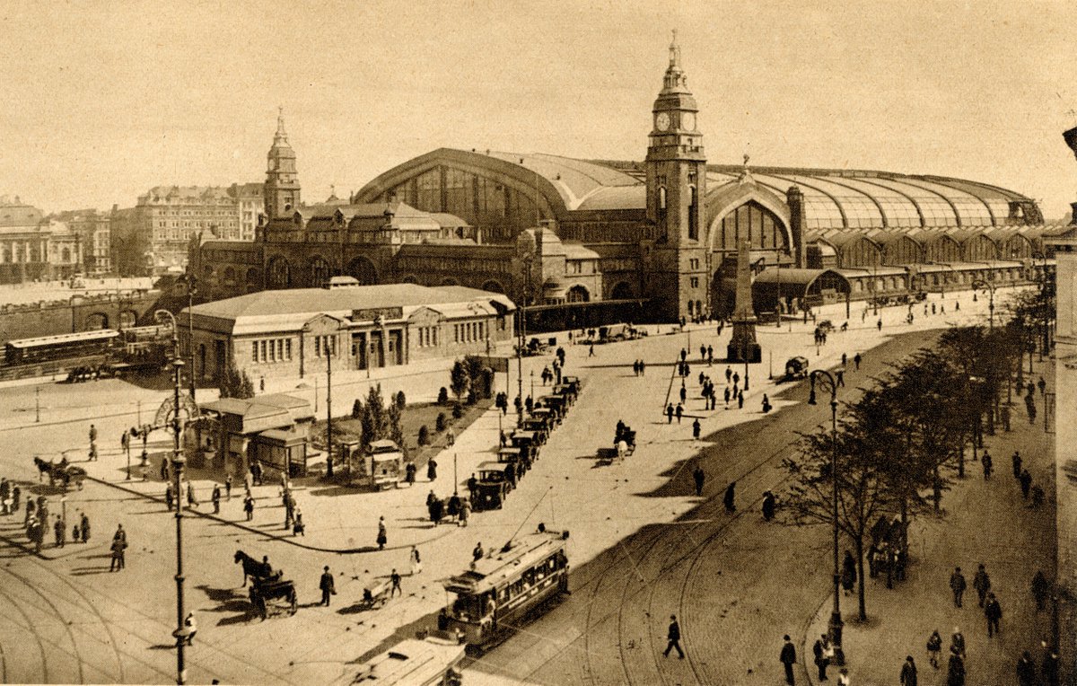 #Hamburg - Der #Hauptbahnhof um 1913. Ein spannendes Bild mit vielen Details. Im Hintergrund sehen wie das Deutsche Schauspielhaus und das Hotel „Europäischer Hof“. Droschken warten auf Fahrgäste und die Straßenbahnen haben noch einen offenen Führerstand. Der Hauptbahnhof wurde