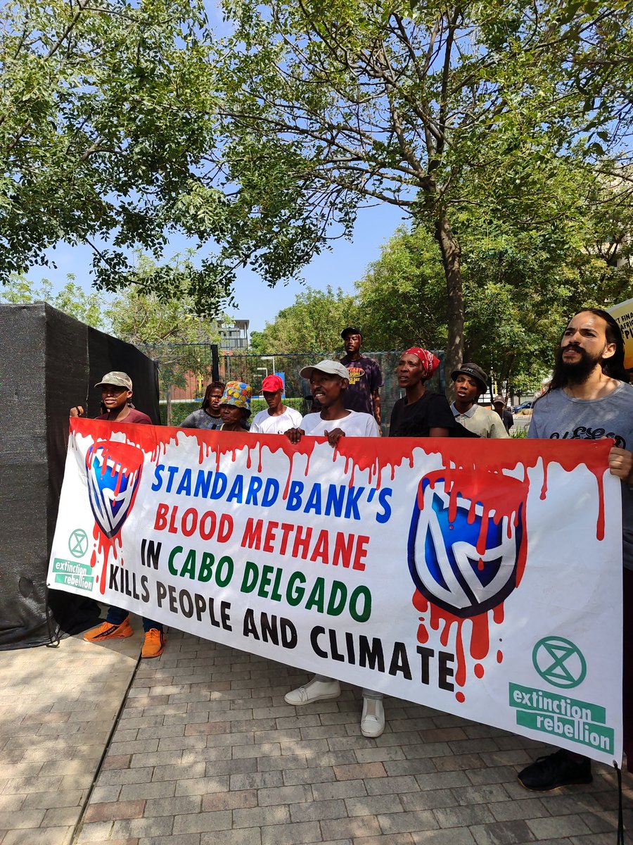 Today we are with @GautengXR  and @stopEACOP in Rosebank at @SBGroup and @StandardBankZA 

#ClimateCrisis #ClimateAction