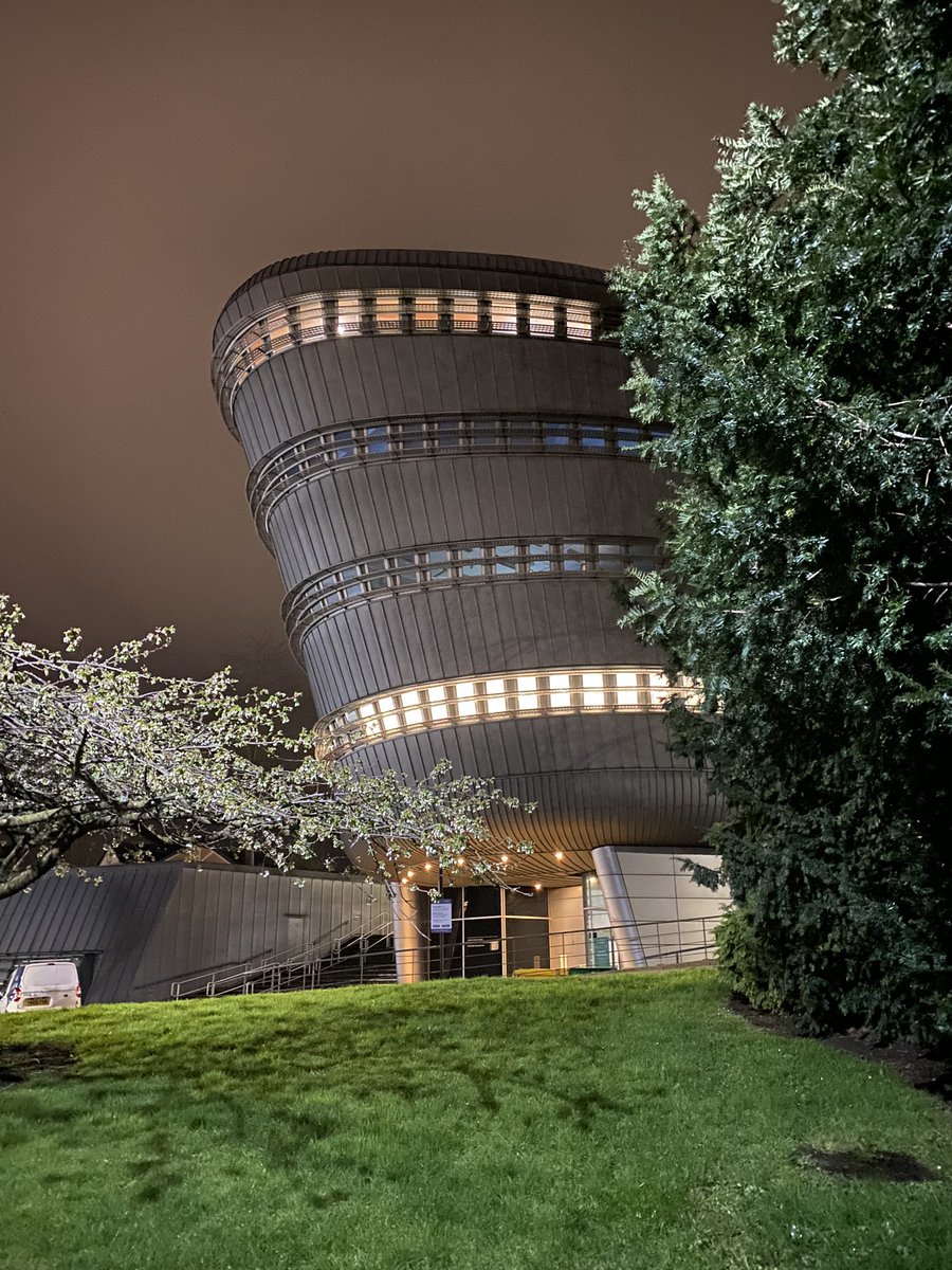 APDobbs's tweet photo. Campus takes on a different look at night, but still stunning @UniOfSurrey @SCCESurrey https://t.co/728DJLWZaj