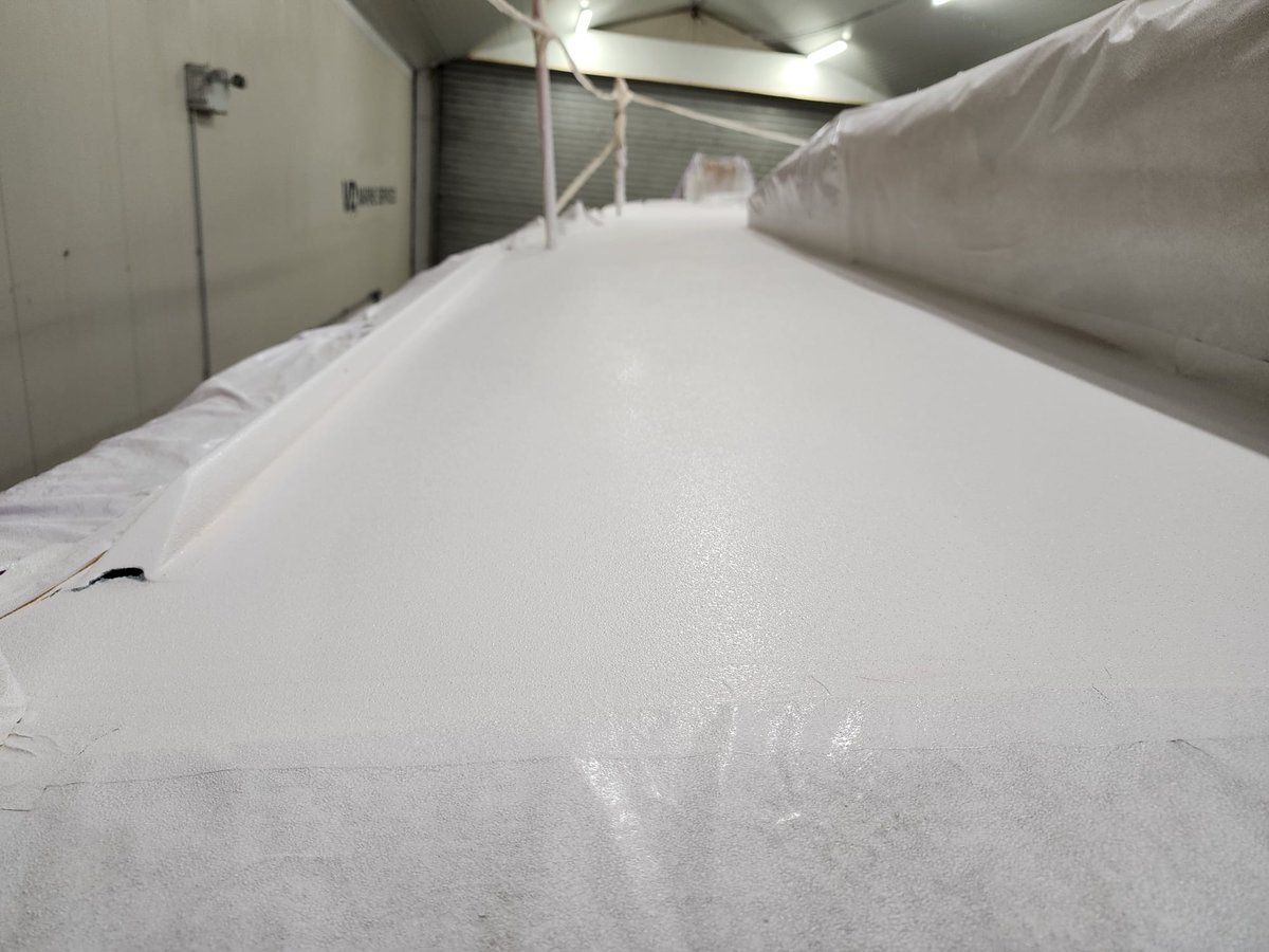 LouisDuc1's tweet photo. L’heure  des finitions approche… lundi, c’était mise en place d’un nouvel  antidérapant, un détail qui n'en est pas un pour la performance !
#alexseal @fivesgroup  #lantanaenvironnement @ImocaGS @TransatCIC_ENG https://t.co/GA3KNm2Xwm