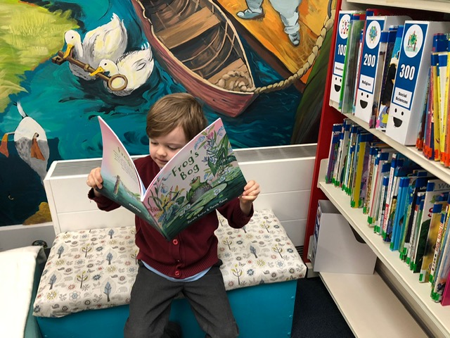 This is Kaiden on his 5th birthday, donating a copy of #frogsbog to Grand Avenue Primary School. What a kind and thoughtful gesture and what a gorgeous school #library with lots of cosy reading spots! Thank you Kaiden and Victoria #graffeg #kidlit #childrenspicturebooks #EYFS