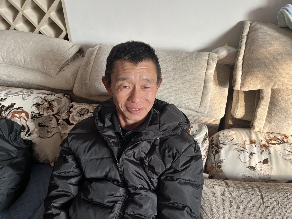 昨晚约洗澡的时候，蹲着给叔叔搓澡。一口含住他的大鸡鸡，他试图躲开，最后还是按住了我脑袋做起了活塞运动。